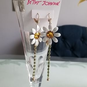 BETSEY JOHNSON FLOWER EARRINGS